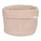 Een eenvoudig rond gebreid chic beige mandje zonder inhoud.