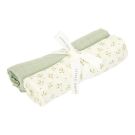  Little Dutch Swaddles Blueberry Leaves/Pure Sage 70 x 70 waaronder een groene en een witte doek met kleine bloemetjes