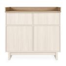 Voorzijde van witte commode met houten blad en opberglades