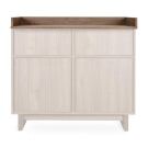Zijaanzicht van de licht houten commode met wisseltafel
