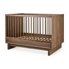 Quax ledikant Kyo Walnut zijaanzicht met houten latten en stevige constructie