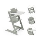 Een Stokke Tripp Trapp stoel in glacier green met een witte tray en babyset