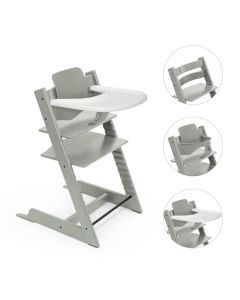 Een Stokke Tripp Trapp stoel in glacier green met een witte tray en babyset