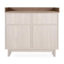 Zijaanzicht van de licht houten commode met wisseltafel