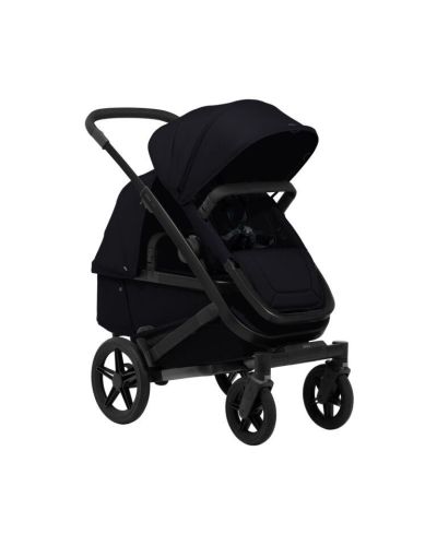 Vooraanzicht zwarte kinderwagen met cot