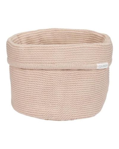 Een eenvoudig rond gebreid chic beige mandje zonder inhoud.