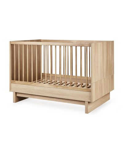 Quax ledikant Kyo Honey Ash zonder accessoires in een lichte ruimte