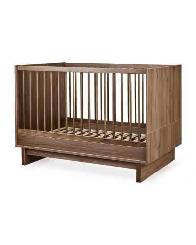 Quax ledikant Kyo Walnut zijaanzicht met houten latten en stevige constructie