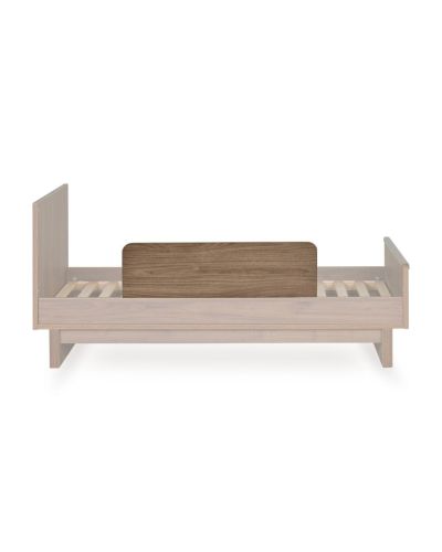 Quax uitvalbeschermer walnut 90 cm achteraanzicht van bed