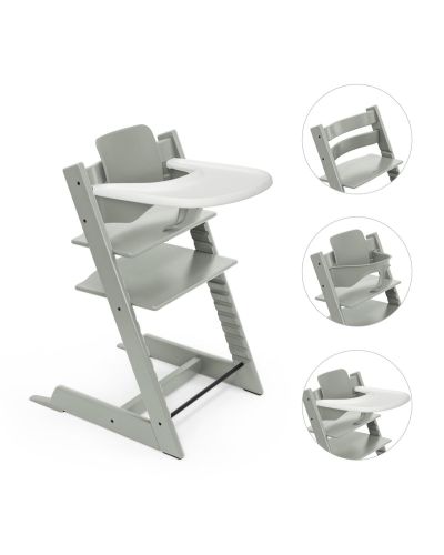 Een Stokke Tripp Trapp stoel in glacier green met een witte tray en babyset