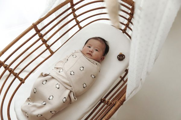Meyco SwaddleMe Inbakerdoek Penguin Soft Sand 4 6 mnd online kopen BabyPlanet